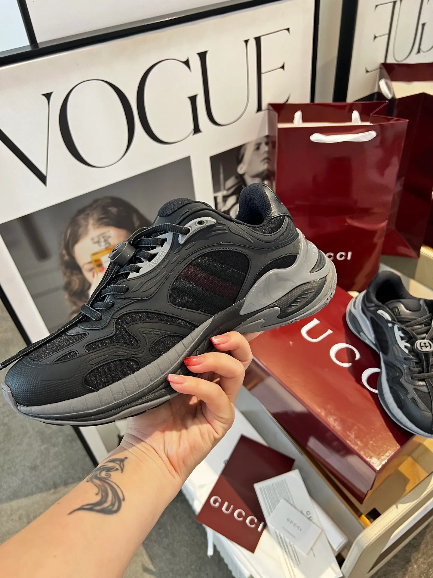 [G Home] P: 900💰 Only men’s models, Size::39-46, (46 customized) 2025Gucci couple series 2.0 sports shoes are made with heavy investment❤️‍🔥❤️‍🔥❤️‍🔥Renewed interpretation of the brand's iconic striped webbing elements😍😍When retro genes collide with futuristic design🎊🎊This new pair of Gucci shoes directly reaches the trend threshold💥 ✔️Color combination of caron contrast + classic stripes, GG reflective piping, visual impact, and comes with a high-light filter for street use ✔️ The structure is made of multi-layer splicing of different materials, mesh is breathable, leather is shaped, and the outsole is made of EVA foam and TPU. 😍😍😍Fashion and practicality are both online ✔️ Detailed double G midsole + iconic double G lock shoelaces, retro DNA is crazy and restless, and every step is based on the trendy aesthetic ❤️❤️❤️❤️